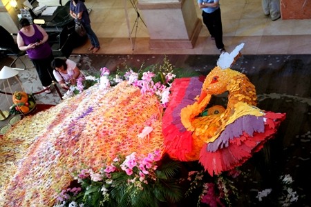 The gigantic culinary crafted cake on display at the Rex Hotel in Ho Chi Minh City. (Photo: kyluc.vn) The gigantic culinary crafted cake on display at the Rex Hotel in Ho Chi Minh City. (Photo: kyluc.vn)